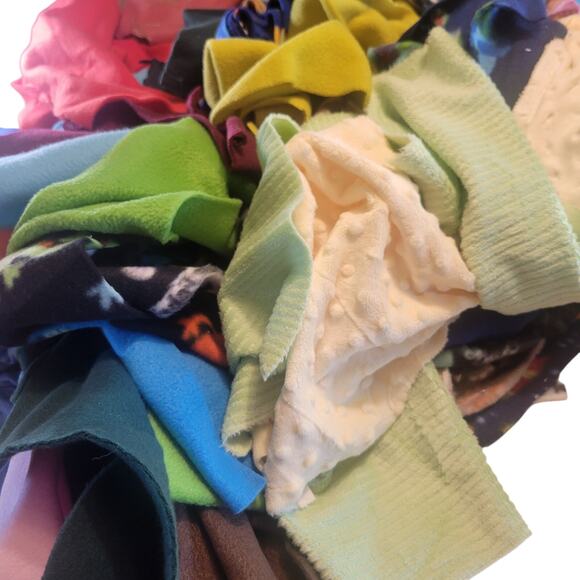 5 lbs 11 oz Lot Fleece Fabric Remnants Print & Solid Pieces Assorted Sew Crafts - Picture 2 of 12